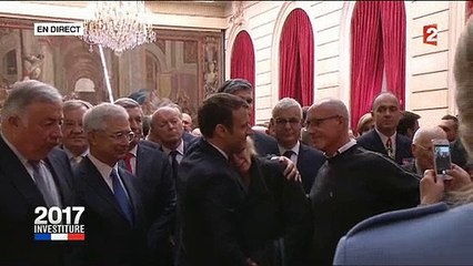 Qui est cette dame blonde qui a fondu en larmes de longues minutes dans les bras d'Emmanuel Macron ?
