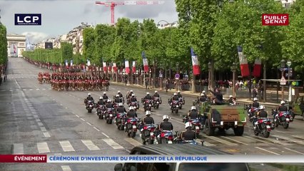 Emmanuel Macron remonte les champs Elysées en voiture militaire