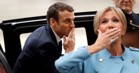 Fransa'nın Yeni Cumhurbaşkanı Saray'ın Anahtarını Aldı, 24 Yaş Büyük Eşine Öpücüğü Attı
