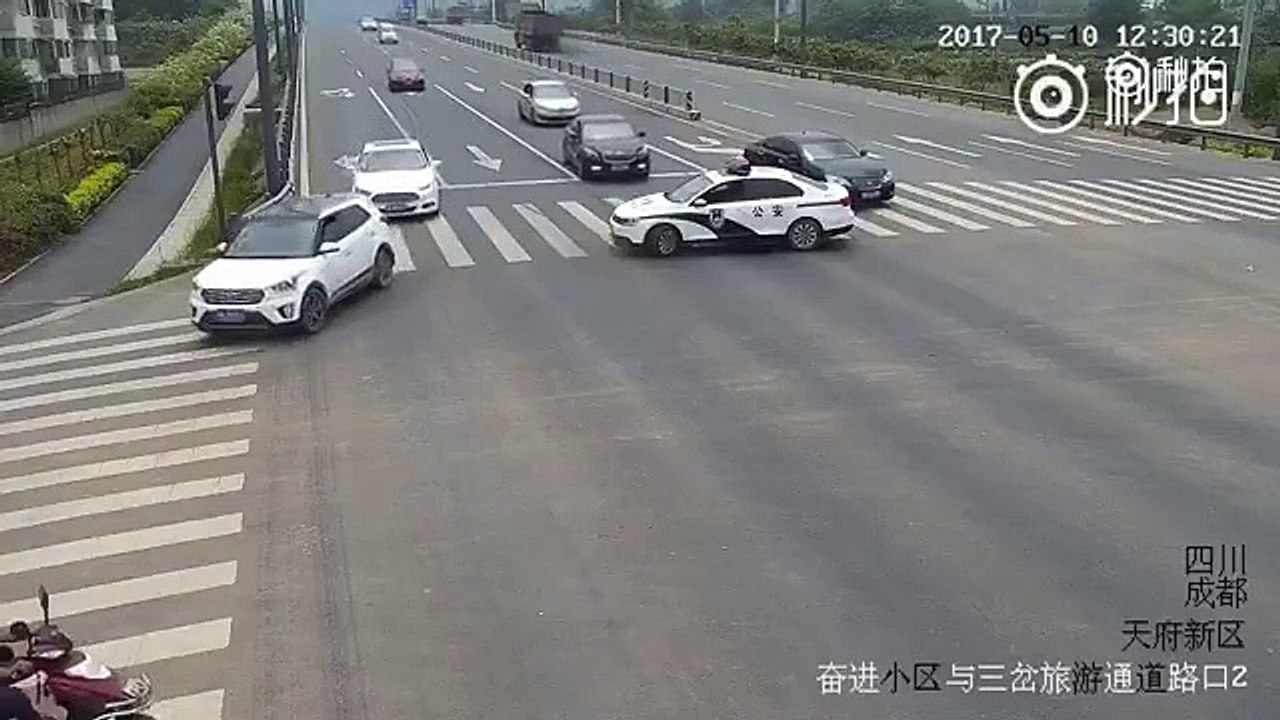 Ce policier chinois stoppe la circulation pour aider un papy à traverser