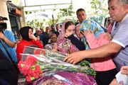 Tarifsiz Acı! Anneler Günü'nde Annesinin Cenazesine Kırmızı Karanfil Bıraktı
