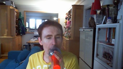 Wiwi égratigne "entre nous" de Charles Aznavour