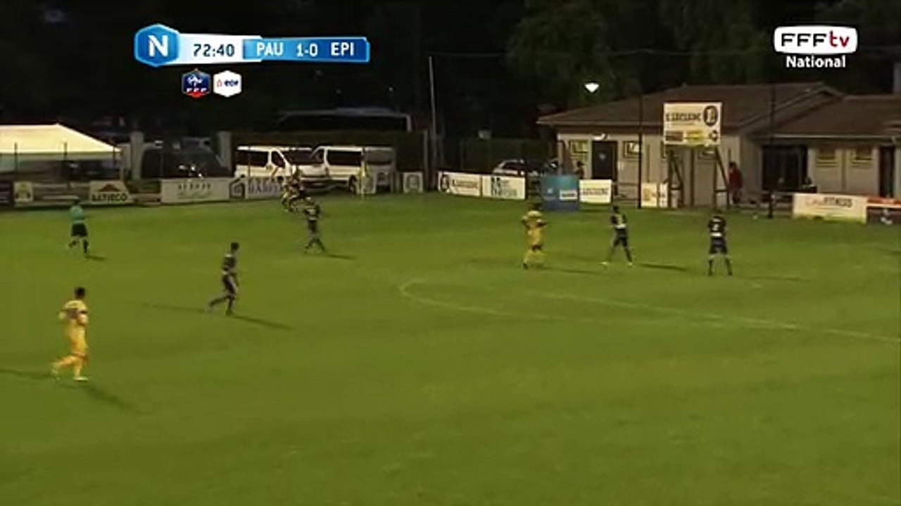 Oh la magnifique frappe enroulée qui passe juste à côté de la lucarne.