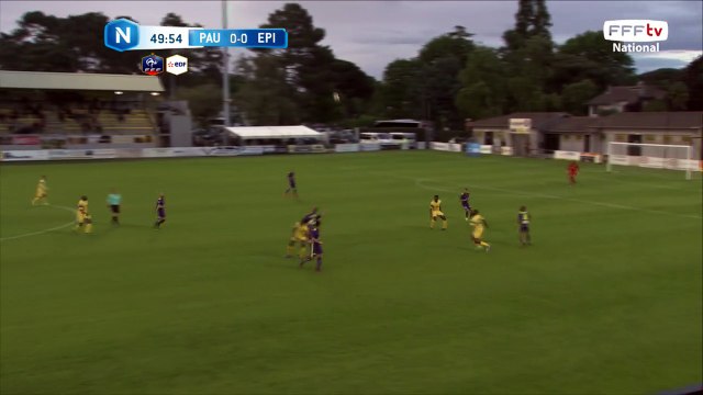 Grosse frappe mais largement au dessus des buts.