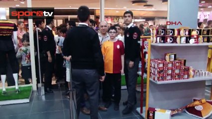 Galatasaray'da imza gününe yoğun ilgi