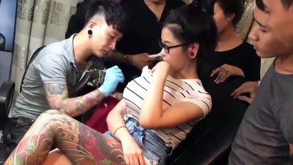 Oha! Dövme Yapılırken Kızın Memesi Patlayınca...