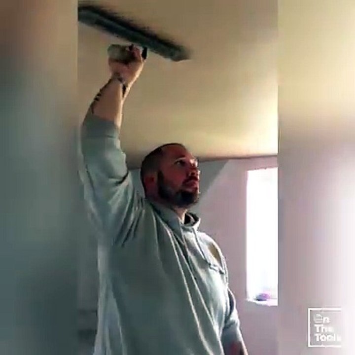 Lui ha trovato il modo di rendere divertenti i lavori domestici. Guardate cosa indossa ai piedi!