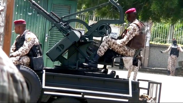 Ivory Coast mutiny: Soldiers continue standoff over pay