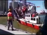 Kargo gemisi limanda yan yattı: 12 yaralı