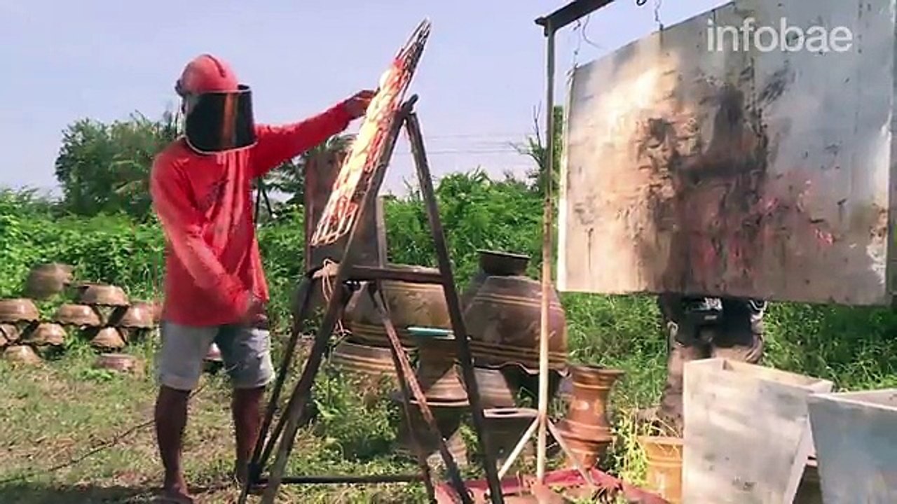 La ingeniosa parrilla de mil espejos de un tailandes para cocinar su pollo con el sol