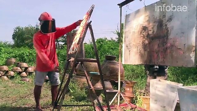 La ingeniosa parrilla de mil espejos de un tailandes para cocinar su pollo con el sol