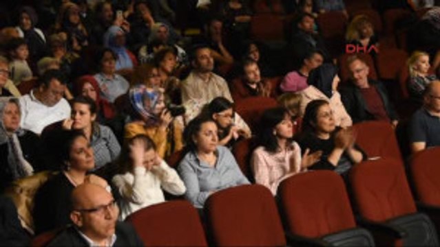 Kütahya Kucağında 5 Aylık Oğluyla Sahnede Türkü Söyledi