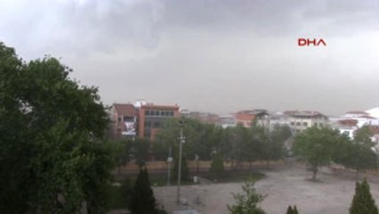 Erbaa'da Fırtına Çatıları Uçurdu, Ağaçları Devirdi