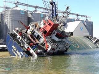 Bandırma'da Kargo Gemisi Yükleme Yapılırken Yan Yattı