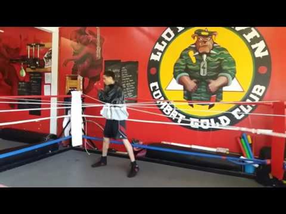 MYKE FOX WORKS ON HEAD MOVEMENT OFF THE PIVOT AS HE PREPARES FOR SOMNER MARTIN EsNews Boxing