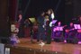 Türk Halk Müziği Sanatçısı, Kucağında 5 Aylık Oğluyla Sahnede Türkü Söyledi