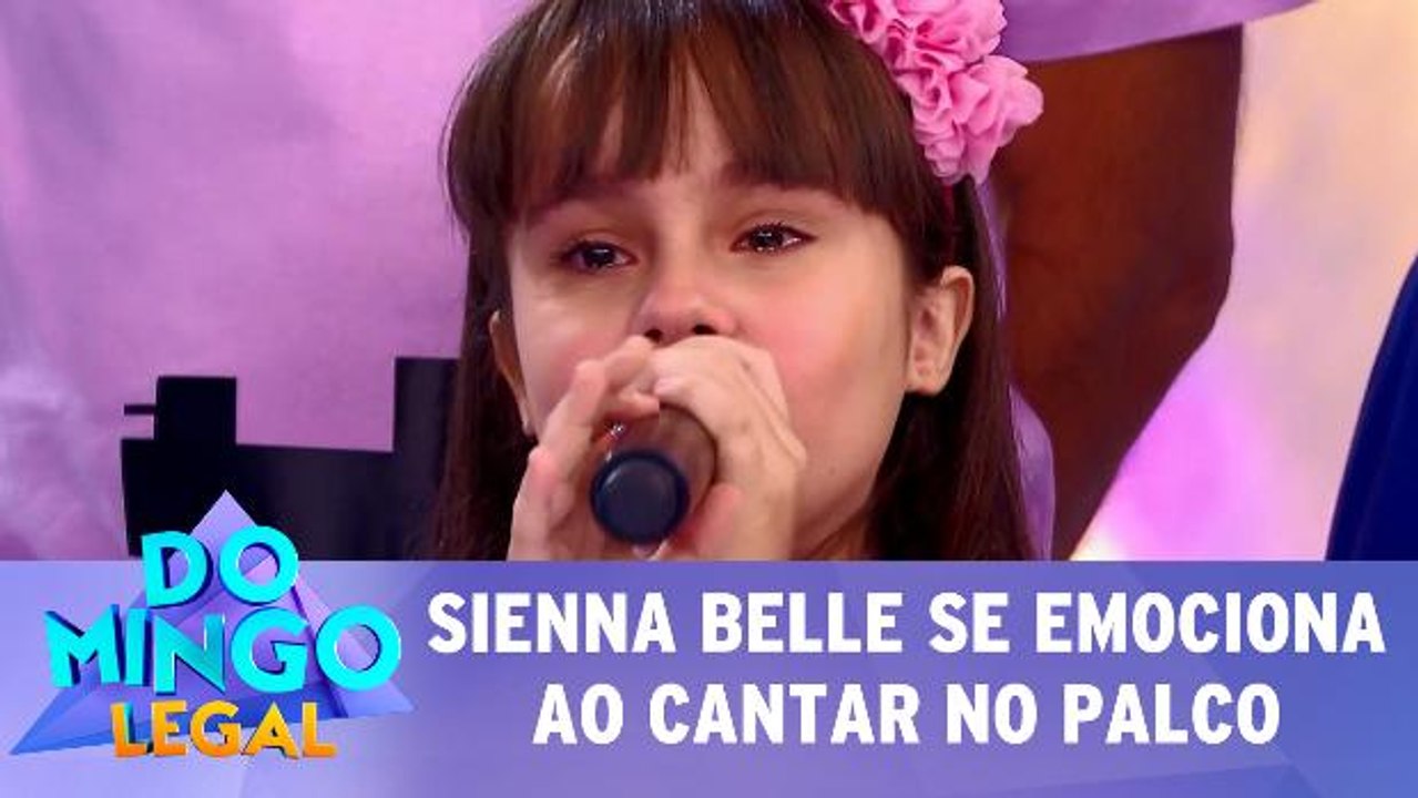 Sienna Belle canta no palco do Domingo Legal e se emociona