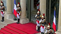 الرئيس الفرنسي إيمانويل ماكرون يتولى مهامه رسميا