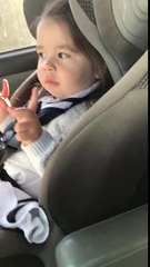 Une fillette mignonne qui danse au rythme du Mega hit "Uptown Funk"