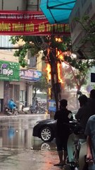 Mưa lớn làm nổ cột điện suýt cháy nhà Phố Vọng