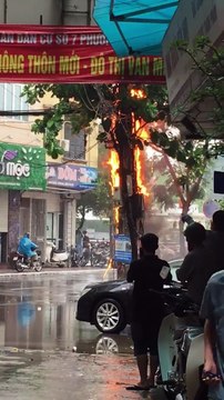 Mưa lớn làm nổ cột điện suýt cháy nhà Phố Vọng