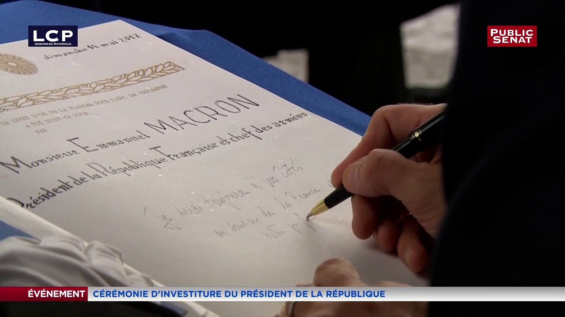 Emmanuel Macron signe le livre d'or sous l'Arc de Triomphe - Vidéo  Dailymotion