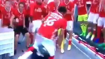 Jogador do Benfica entra em campo de lambreta para comemorar título. Veja!