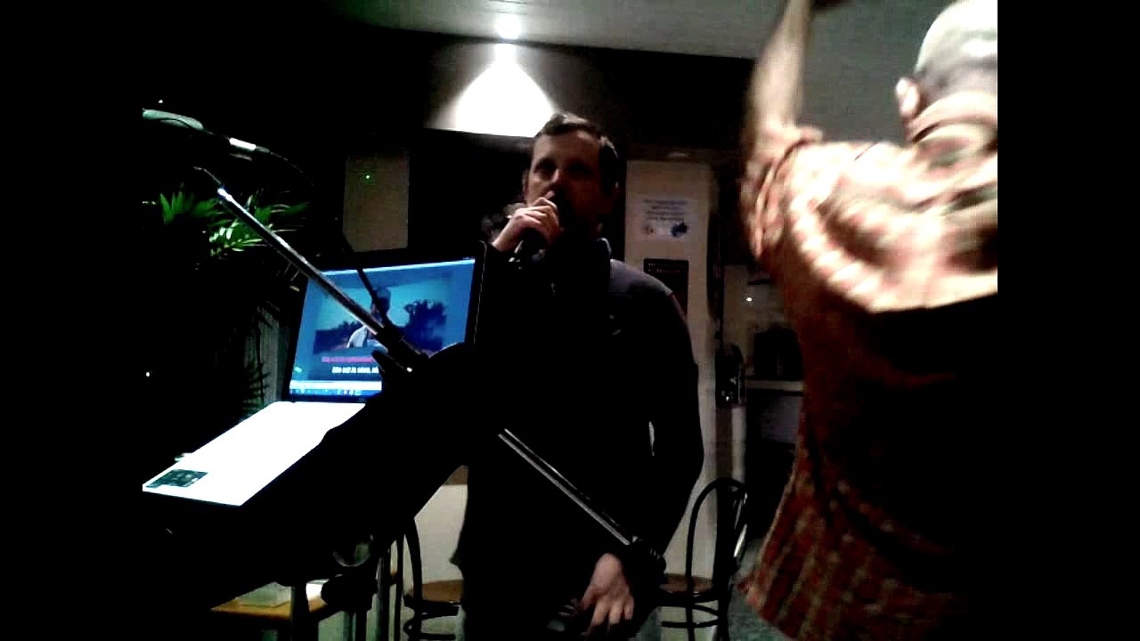 Alex interprète "Les yeux de la mama"