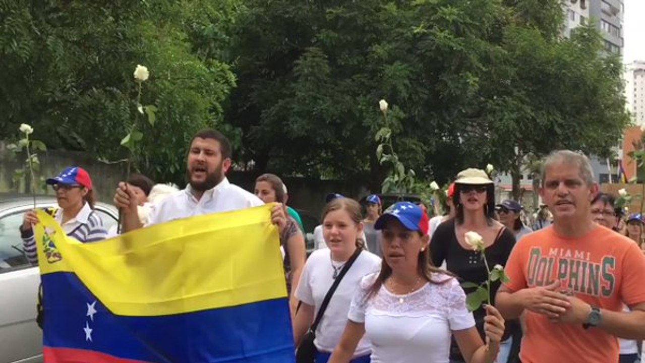 Venezuela Protesters March With White Roses For Mother's Day