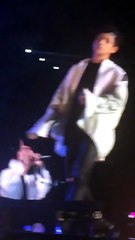 [FANCAM] BTS THE WINGS TOUR HONG KONG 1 JUNGKOOK BROKE THE LIGHT AND TRIED TO FIX IT