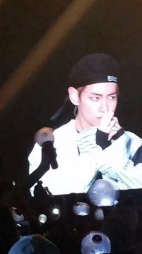 [FANCAM] BTS THE WINGS TOUR HONG KONG 1 V & SUGA SPEAKING CANTONESE