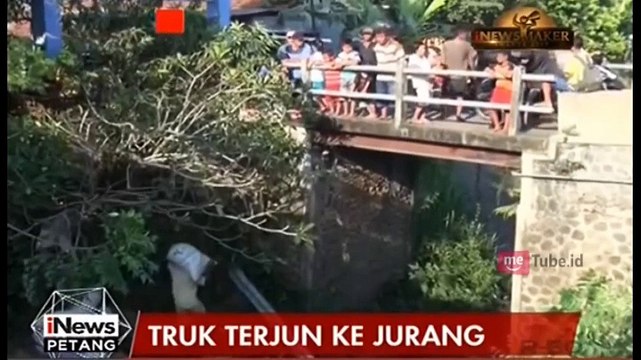 Truk Tabrak Rumah Warga Lalu Terjun ke Jurang
