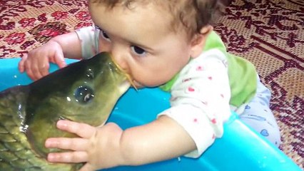 Balık İle  Bebeyin Sevgisi