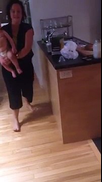 Ce bébé voit pour la première fois la jumelle de sa maman. Sa réaction est à mourir de rire!