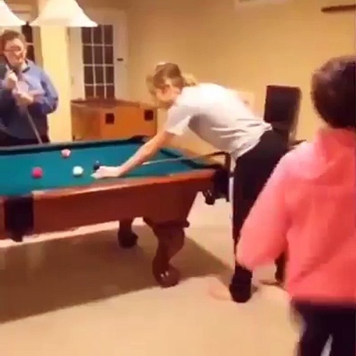 Kadınlara Yapılmış Dehşet bir şaka Herkese açik alanda Sort veya eteklerini indirmek