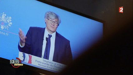 L'étrange cadeau reçu par Stéphane Le Foll après son dernier point presse - Regardez