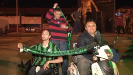 Sakarya'da 25 Bin Taraftar 2. Lig'e Çıkışı Coşkuyla Kutladı