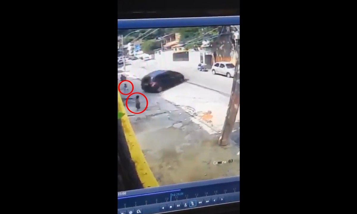 Deux enfants manquent de se faire écraser par une voiture de police.