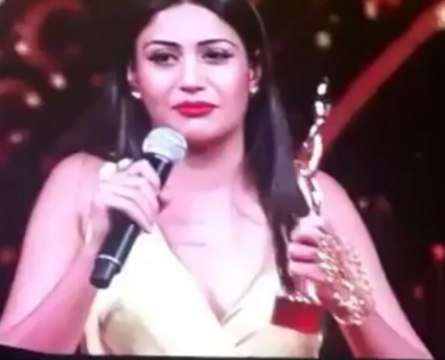 Surbhi Chandna Wins Best Digital female award : Star Parivaar Awards 2017 - Ishqbaaaz