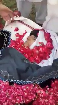 Jahalat Ki Inteha- Baba Ji Ki Maut Par Dhol Ki Thaap Par Raqs, Rishta Daaron Ne Noton Ki Barish Kar Di