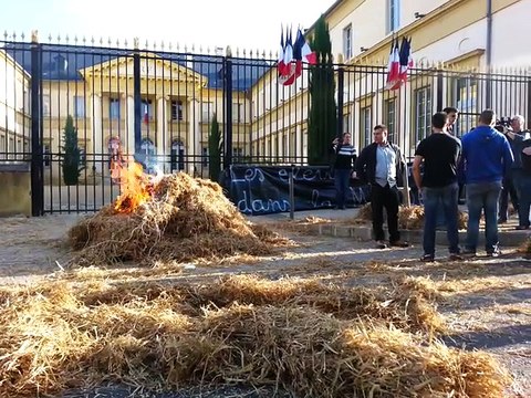 Manifestation des jeunes agriculteurs landais devant la préfecture
