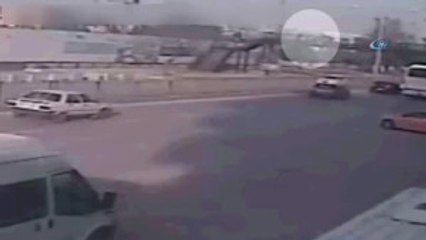 Üst Geçitte Kapkaç Anı Güvenlik Kamerasında!