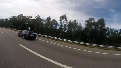 Ce motard finit sur le toit d'une voiture après un accident sur l'autoroute.