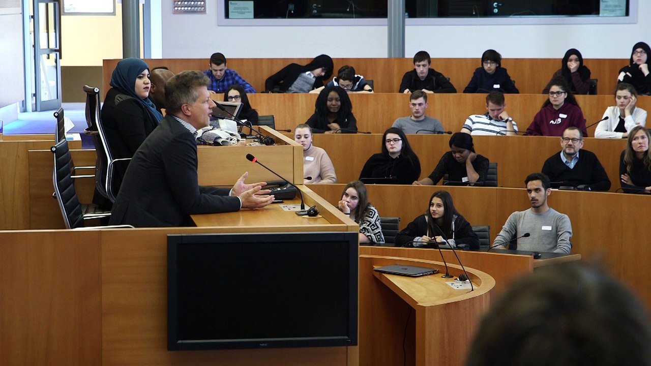 Debat avec des étudiants sur la radicalisation.