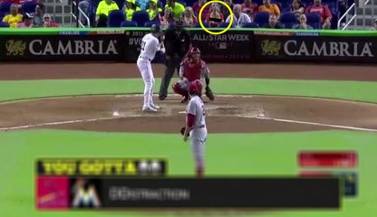 Une femme déconcentre un joueur de baseball