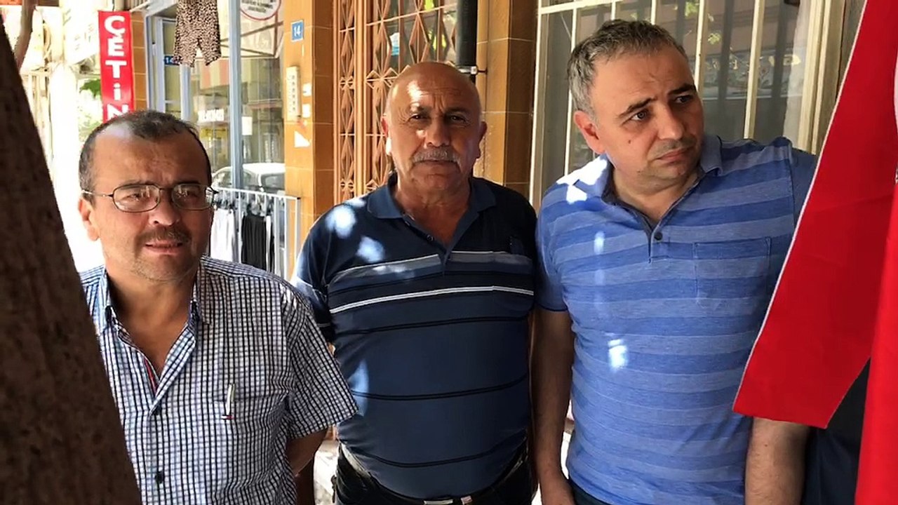 Akhisar Vatan Partisi İlçe Başkanı Ayşe Koyuncuk Son günlerde Atatürk'e yapılan saldırılarla ilgili basın açıklaması yap