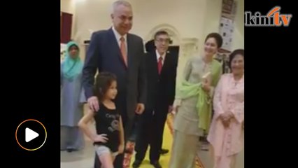 Little girl waves at Sultan Nazrin for photograph