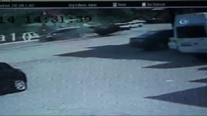 Takla Atan Otomobil Karşı Şeritteki Araca Çarptı... Kaza Anı Böyle Görüntülendi