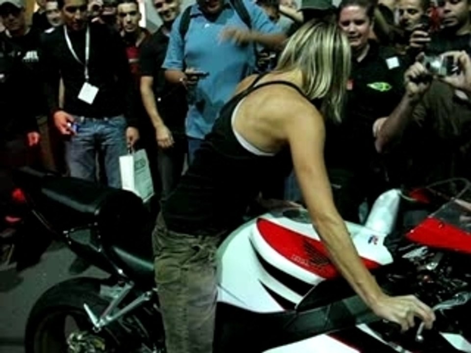 Mondial 2007 - Stand Moto & motards - Burn Final MissCoca