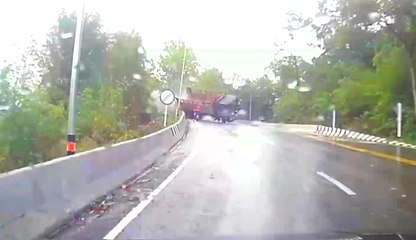 Un homme en scooter fait un face à face avec un camion